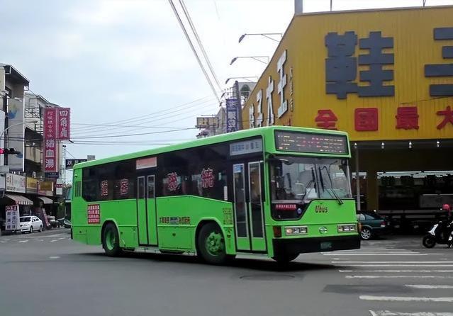 骨折女子蹭车40天，我无奈骑行上班，竟遭女子丈夫怒骂