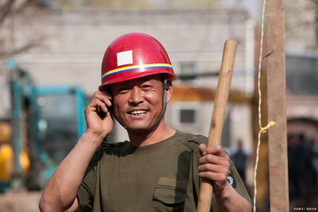 农民工在遭遇老板拖欠工资，该怎么办