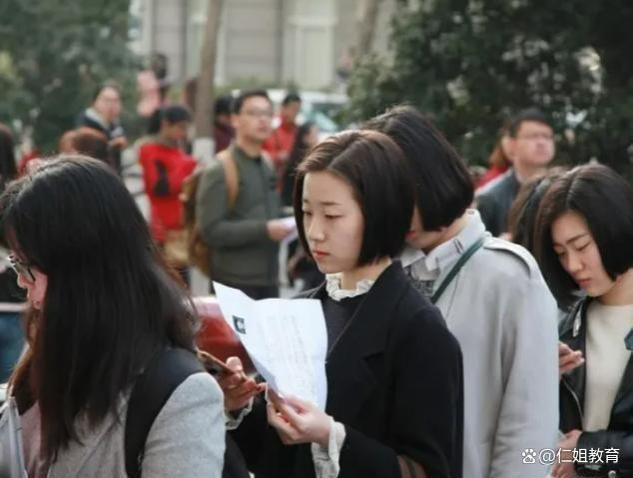 医学生就业现状：多数陷入转行困局，对医学充满热爱却束手无策！