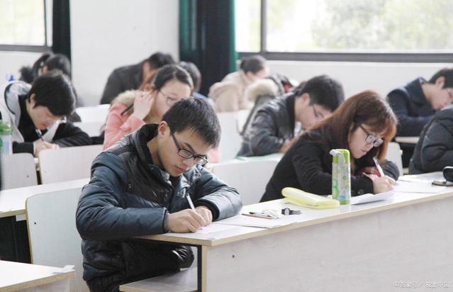 大学生能考公务员省考吗？大学生的梦想舞台，省考让你一步到位！