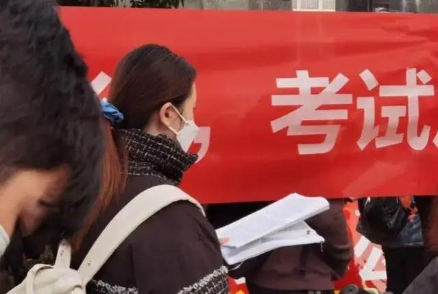 “考研”和“考编”同时上岸，选择哪个更有出路？大学生回答一样