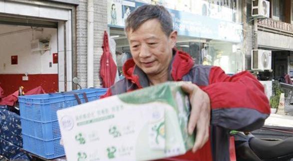 湖北首位在京东工作到退休的快递员，领取首月养老金后心愿曝光