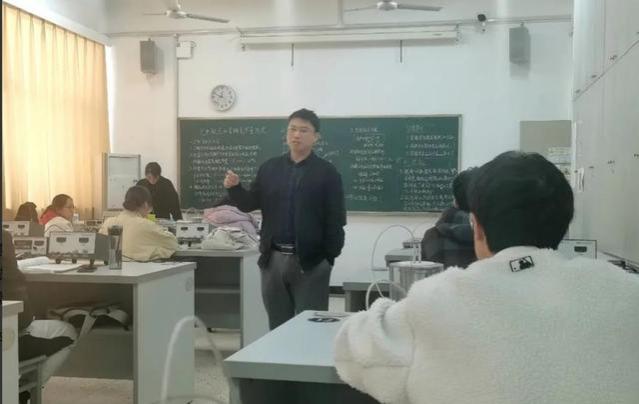 31岁南京211高校副教授晒工资明细，值得关注