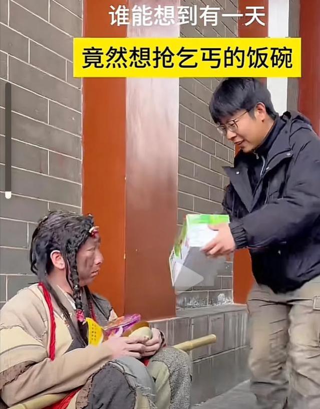 清明上河园的“乞丐”，月薪上万加五险一金：和他比我才是真乞丐