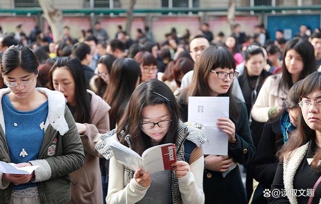 多所院校呼吁毕业生积极就业：不要只盯着升学考公考编