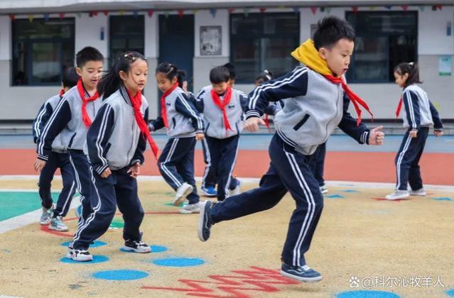 小学生发明“厕所社交”，学校真没觉得讽刺？