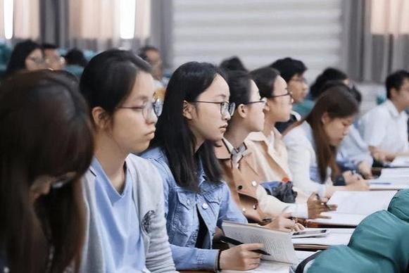 教育部传出消息，这批大学生全部有工作分配，毕业就端铁饭碗