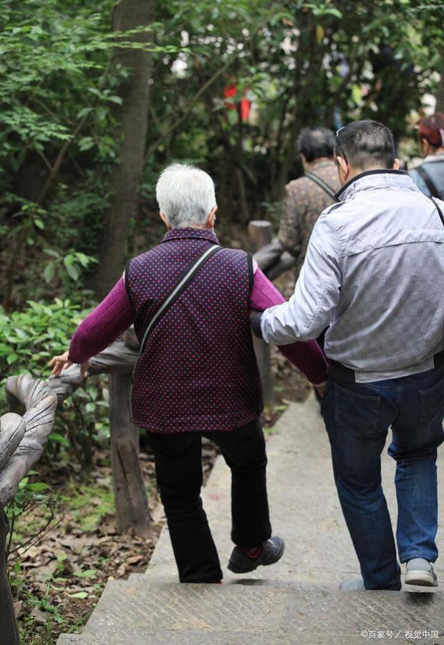 孙子带着白发苍苍的奶奶，迈上打工之旅