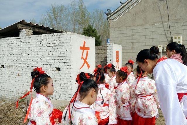 小学生厕所社交火了！委员热议背后隐藏的教育问题