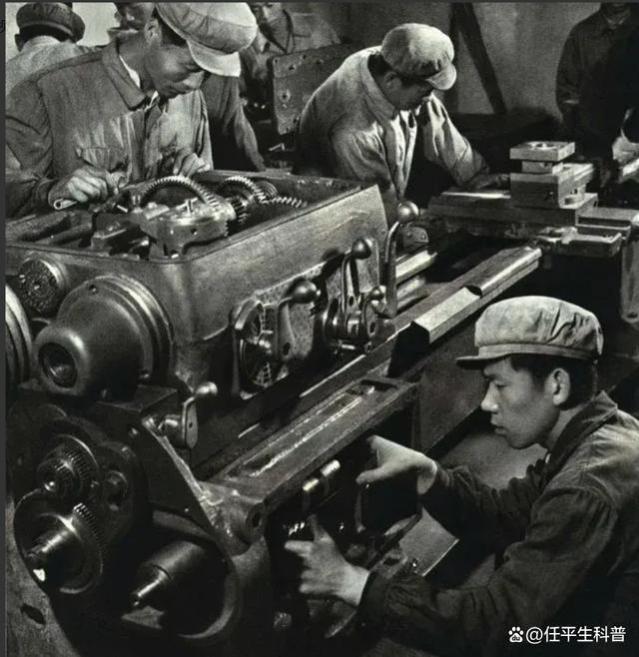 1977年云南蒙自配件厂一位二级工人，一个月能够挣多少工资？