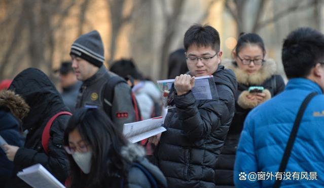 应届毕业生和在职人员报考公务员各有哪些优势？