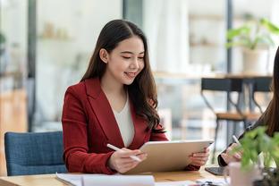 不知道怎么和新来的女同事聊天，可以试试这样，让她主动靠近你