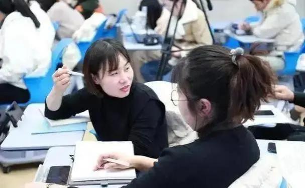 小学人民教师感到很幸福，基础工资或上调300元，工资对照表来了