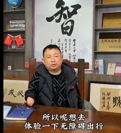 无臂男含泪买票后续：残联发声，无臂男被指责，涉事员工恐被坑惨