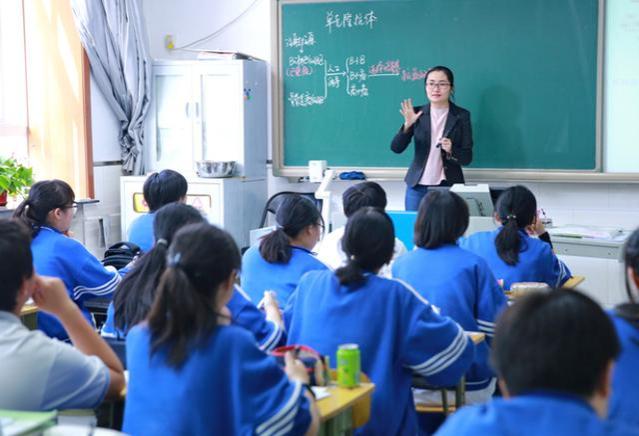 教师行业出现“职业危机”，尤其是中小学教师，想考编难上加难