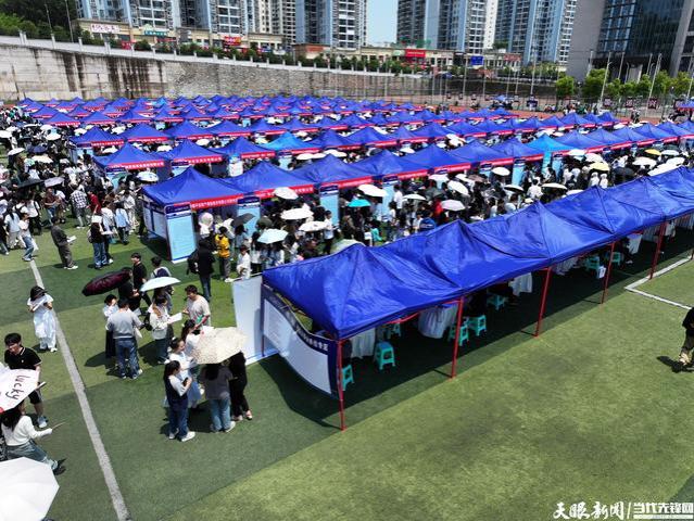 第十二届贵州人博会｜首场招聘会现场！在贵州大学沉浸式“逛街”求职