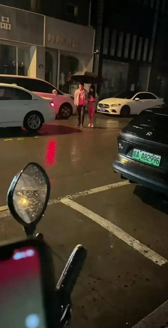 安徽小伙冒雨接女友，女子坐男同事车里哭：你拿什么给我遮风挡雨