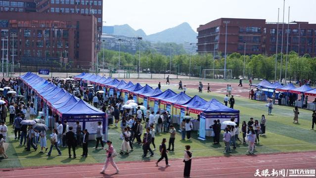 第十二届贵州人博会｜首场招聘会现场！在贵州大学沉浸式“逛街”求职