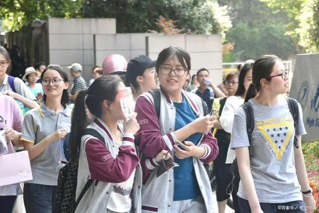 几十万培养出来的大学生，月薪在四五千，到底该不该上大学？