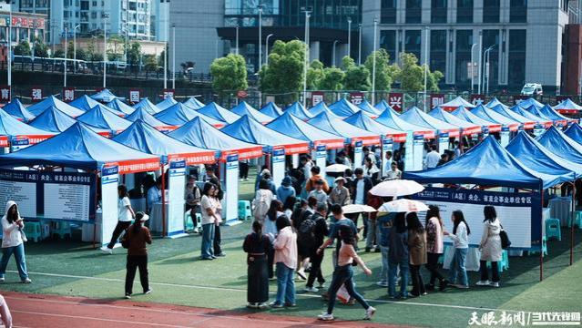 第十二届贵州人博会｜首场招聘会现场！在贵州大学沉浸式“逛街”求职