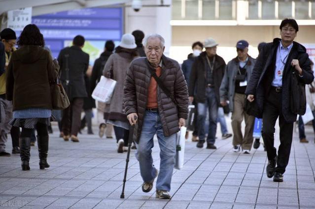 日本早已普及65岁退休，然而这项政策最终被证明是失败的