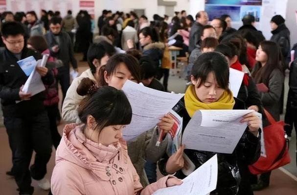 2024年起，事业单位或实行“新政策”，薪资待遇也许会再上一层楼