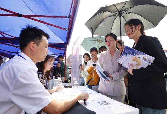 第十二届贵州人才博览会贵州大学站专场招聘会举行 贵阳贵安初步达成就业意向千余人次