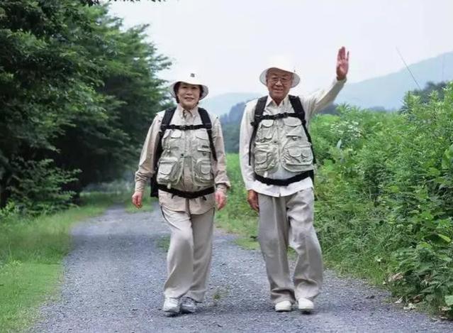 退休老人说：与人相处中，最好别把这两种人带进家门