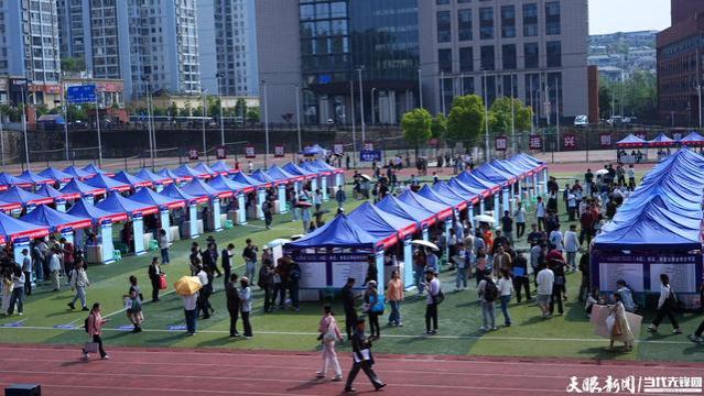 第十二届贵州人博会｜首场招聘会现场！在贵州大学沉浸式“逛街”求职