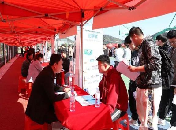 提供岗位近万个！湖北一招聘会，1500余人初步达成就业意向！