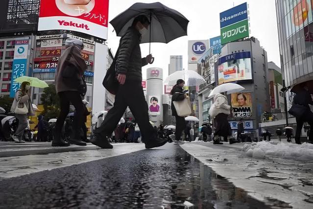 日本人均实际工资连降：物价高涨、劳动力困境，复苏之路何在？