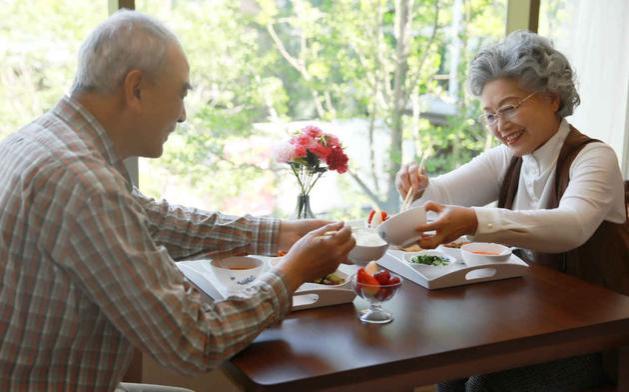 我拿着6000退休金，跟儿子家互不打扰，一次同学聚会后我不淡定了