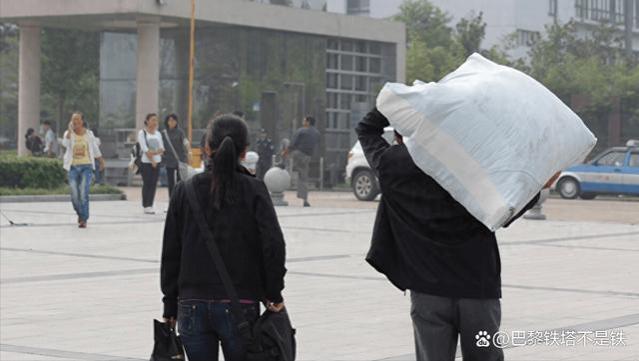 婆婆把退休金给姑姐，生病住院姑姐把卡给老伴，说以后归我们管了