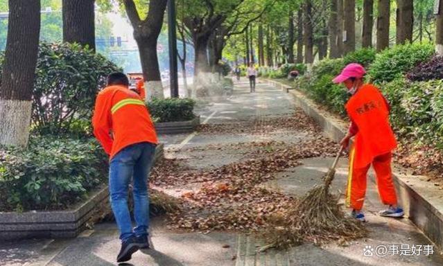 网友爆江门环卫工被拖欠数月工资集体罢工讨薪，街道随处可见垃圾