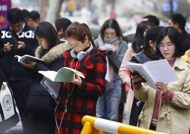 亲爹扫黄被抓，影响儿子考公务员吗？真实的案例来了！