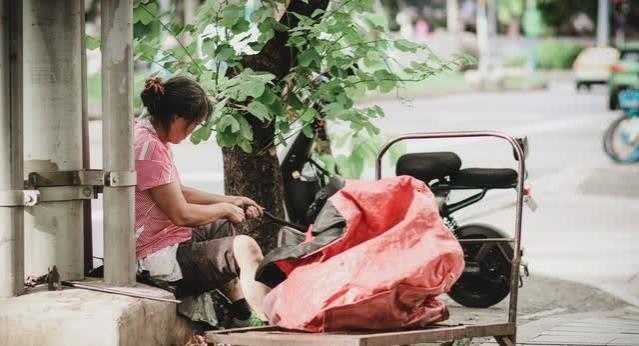 怀孕女同事蹭车半个月，逼得我骑单车上班，她老公电话惊呆我下巴